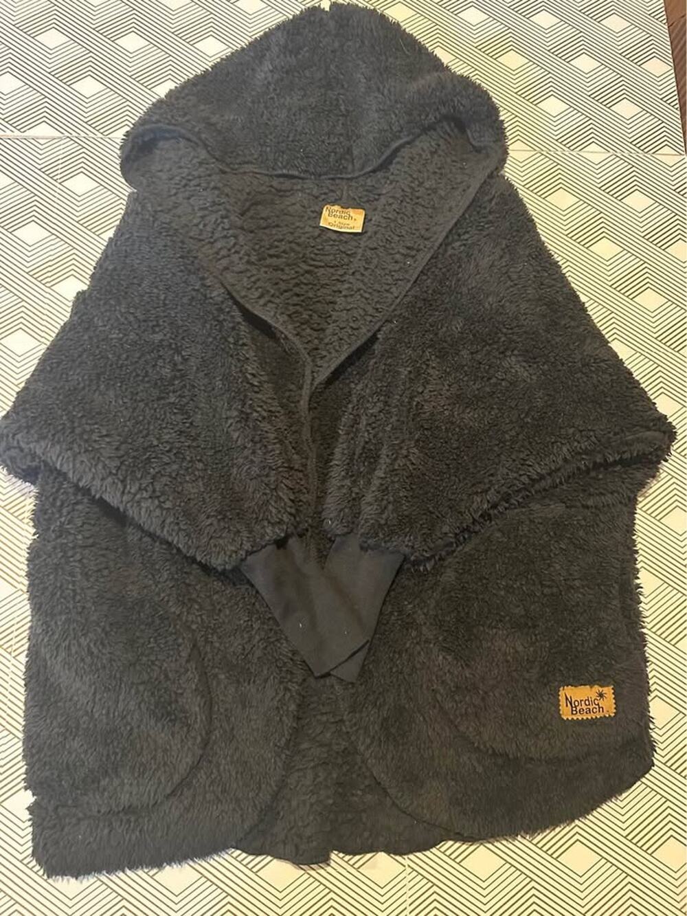 Black Nordic Fleece Beach Wrap in like new condition
